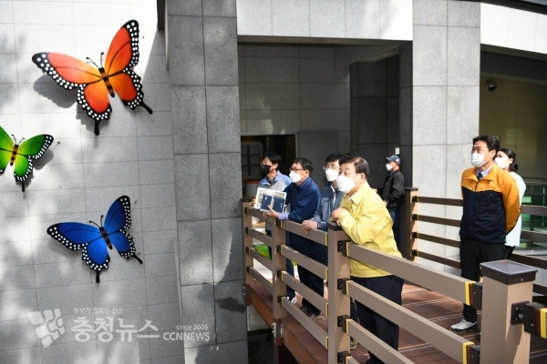 황선봉 군수가 새롭게 조성된 곤충생태관을 살펴보는 모습