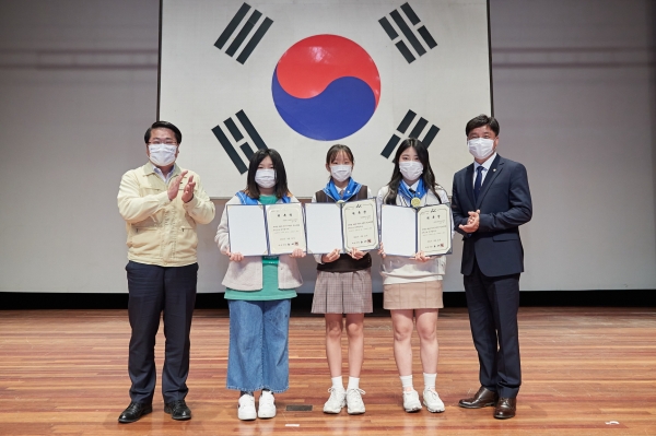 대표의원 3인과 오세현 시장, 황재만 의장이 기념사진을 찍고 있다