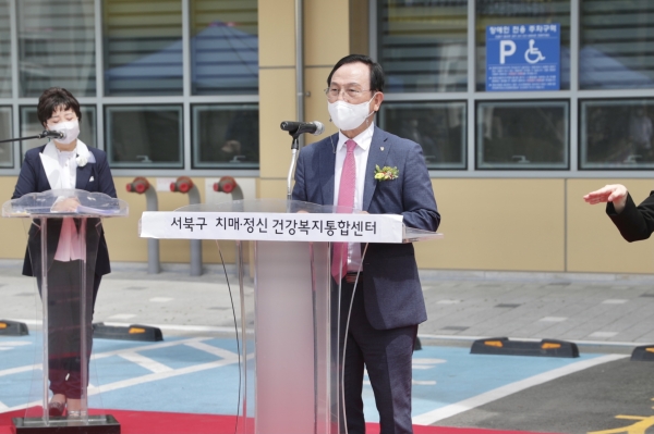천안시 서북구 치매·정신건강통합센터 준공식에서 축사를 하고 있는 박상돈 시장