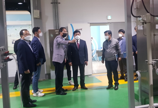 금산정수장을 방문한 최영규 부군수