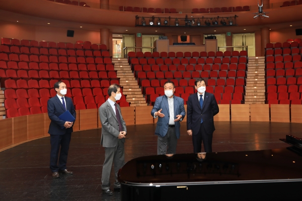 한남대 이광섭 총장(맨우측)과 관계자들이 대전예술의전당 업무협약식을 갖고 시설을 견학하고 있다.