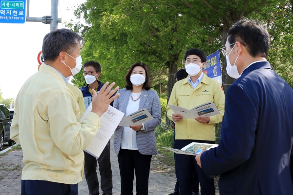 지난 12일 중앙하이츠 후문 교차로 설치 현장 점검 장면