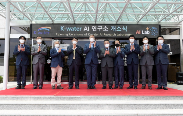 박재현 한국수자원공사 사장(사진 가운데)이 5월 12일 대전시 유성구 K-water 연구원에서 인공지능(AI) 물관리 선도 및 디지털 전환의 체계적인 발판 마련을 위한 AI 연구소를 개소하고, 개소식 참석자들과 함께 기념촬영