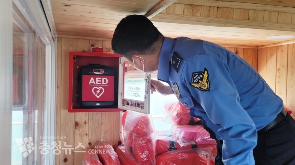 태안해경 김병승 해상교통계장이 12일 낮에 가로림만 도선 우도호의 선실에 설치된 자동심장충격기를 점검하고 있다. / 출처=태안해양경찰서