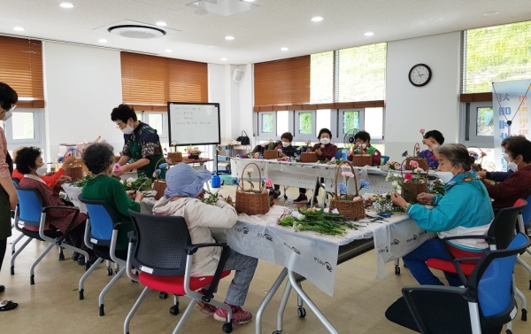 인지재활교실 카네이션 꽃바구니 제작 모습