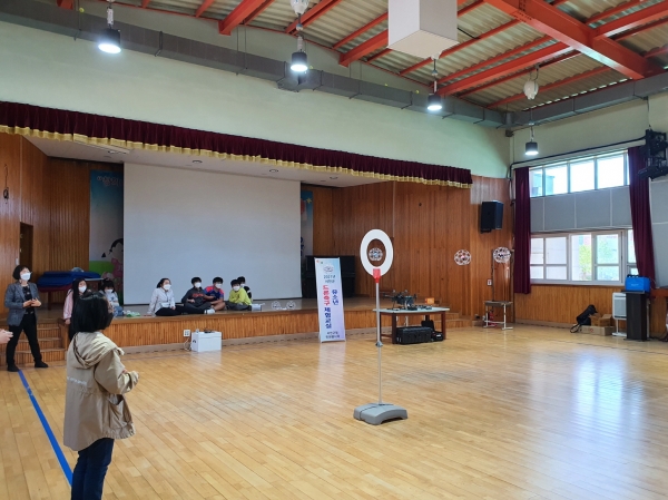 지난 11일 장항초에서 성공행복주간 1일 학부모 교사 수업의 일환으로 5학년 2개 반 학생들과 드론축구 체험 행사 진행