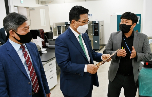 국가식품클러스터 방문 현장 모습 * aT 김춘진 사장(가운데), 한국식품산업클러스터진흥원 김영재 이사장(좌측 첫번째)