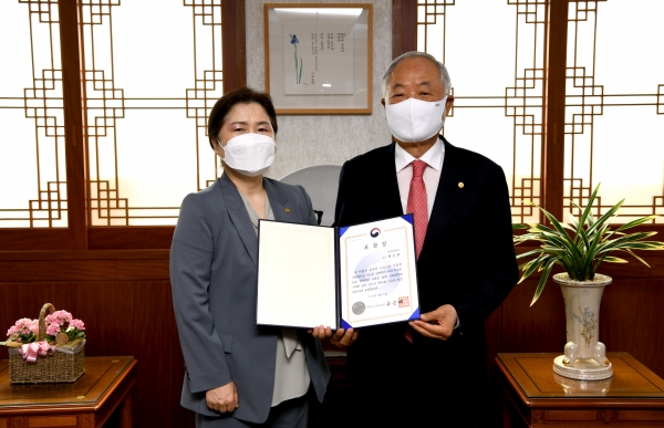 백석대 대학혁신위원장실에서 표창장 수여식이 진행됐다.(왼쪽부터 백석대 백순화 교수, 장택현 대학혁신위원장)