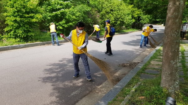 호남본부 직원들이 14일 광주 무등산에서 1사 1산 푸르게 더 맑게 캠페인을 펼치고 있다.