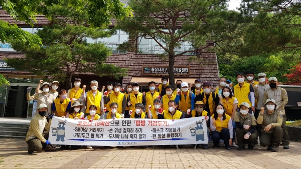 호남본부 직원들이 14일 광주 무등산에서 1사 1산 푸르게 더 맑게 캠페인 후 단체사진