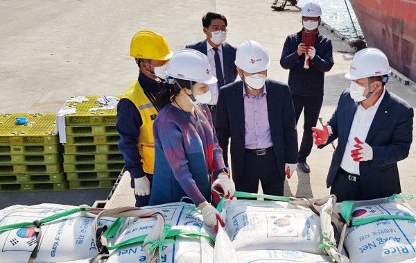 목포항 해외 쌀 원조 선적 현장사진 * aT 박석배 상임감사(우측 첫 번째)