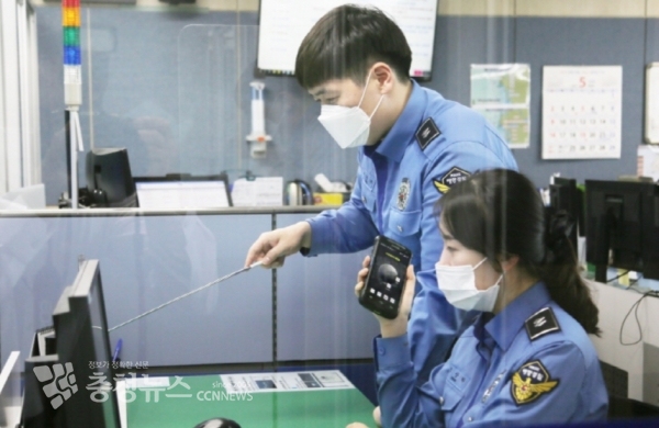 태안해양경찰서 상황실에서 군·경 통합 재난안전통신망 교신 점검을 하고 있다. / 출처=태안해양경찰서