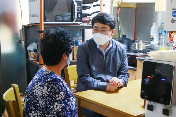 17일 맹정호 서산시장이 대산읍의 천순례 어르신 댁을 찾아 위로하고 대화를 나누는 장면