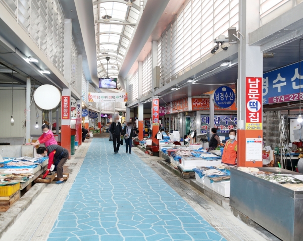 이달 중순 바닥정비사업을 마친 태안서부시장 모습