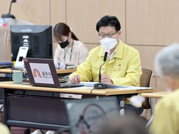 17일 시청 대백제실에서 열린 주간업무보고회 개최 모습