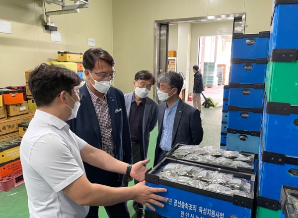 세종 로컬푸드직매장 방문 현장 사진 * aT 오정규 유통이사(우측)