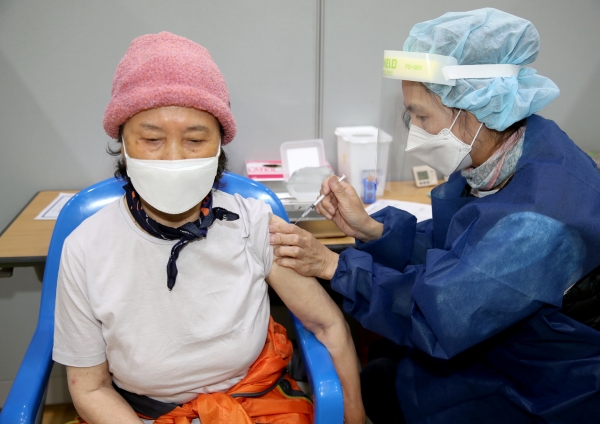 태안군민체육관 내 설치된 태안군 예방접종센터.