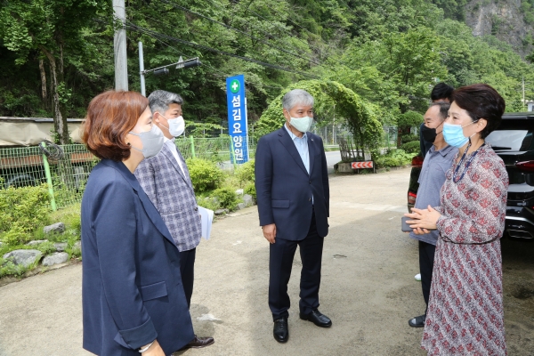 섬김요양원을 방문한 문정우 금산군수