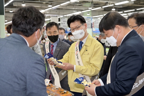 공주시-농협대전유통(주) 농특산물 판매확대 업무협약 및 홍보 판촉전 개최 모습