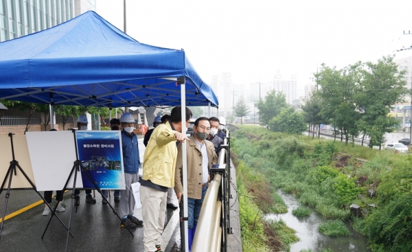 재해복구 사업장을 방문한 박상돈 시장 모습