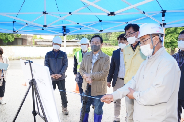 재해복구 사업장을 방문한 박상돈 시장 모습