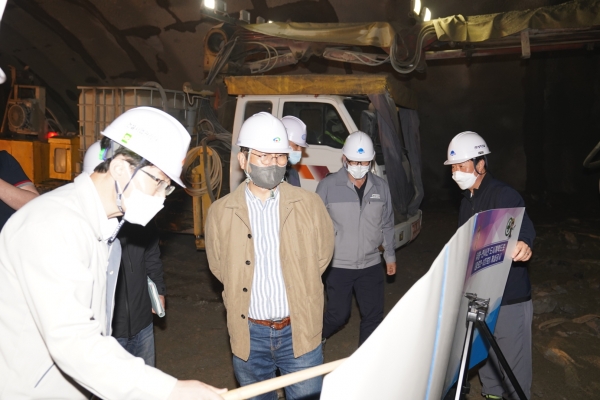 재해복구 사업장을 방문한 박상돈 시장 모습