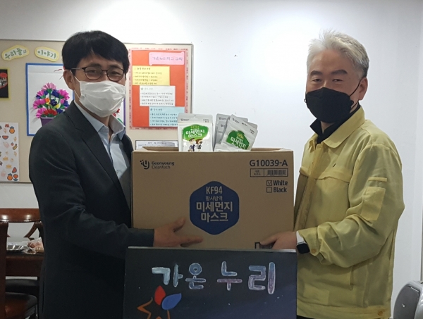 대전시교육청이 대안교육 위탁기관에 마스크를 지원했다. (왼쪽부터) 가온누리 최재근 대표, 대전교육청 권기원 민주시민교육과장.