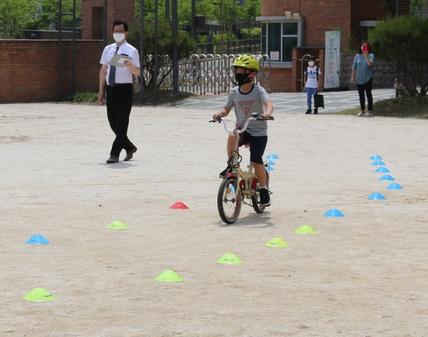 새뜸초 학생들이 ‘자전거 운전 면허 시험’에 도전하고 있다.