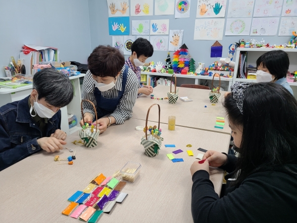 무지개복지공장 주간보호실 이용 장애인들이 심리재활 서비스에 참여하고 있다.