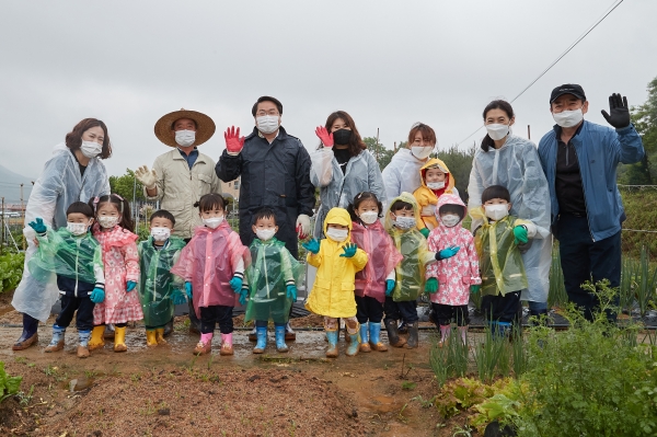 오세현 시장 달꽃 주말농장 현장방문 기념사진