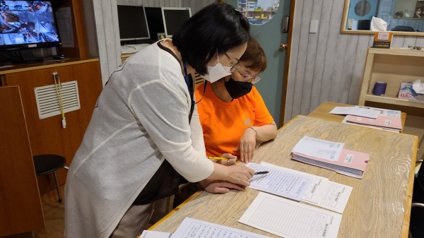 홍보물 부착 여부 등 위생업소 방역 수칙 점검 모습