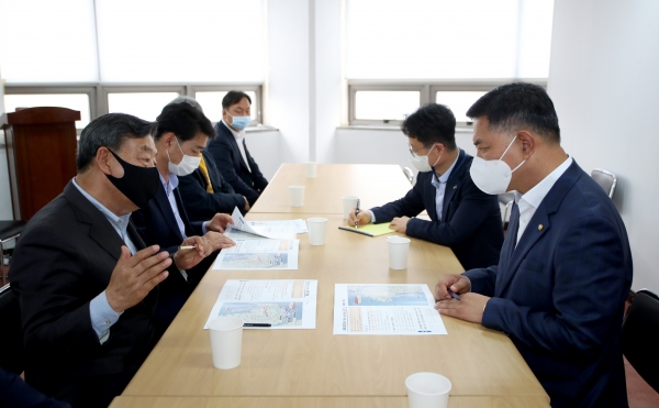 가세로 태안군수 박영순 국회의원 만나 국도38호선 최종고시 건의