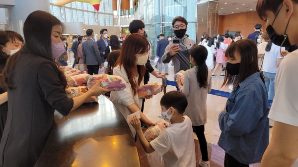 공연 관람 후 어린이관객 200명에게 준비한 깜짝선물