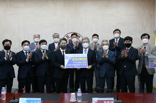 24일 오전 목원대 대학본부 4층 총장실에서 신학과 91학번 동문 목사들이 장학금을 전달한 뒤 대학 관계자들과 함께 기념촬영을 하고 있다.