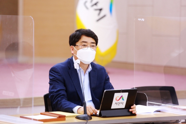 맹정호 서산시장이 24일 시청 대회의실에서 확대간부회의를 열고 당부사항을 전달하는 장면