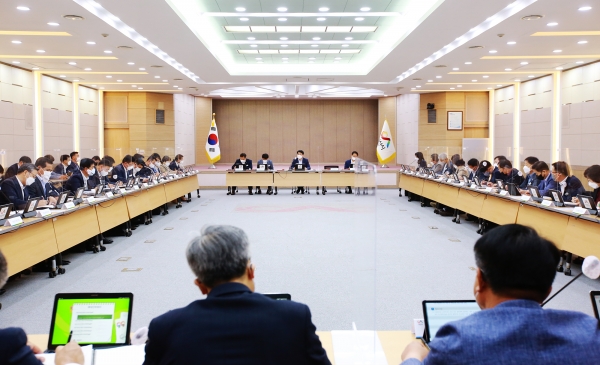 24일 시청대회의실에서 열린 확대간부회의 장면