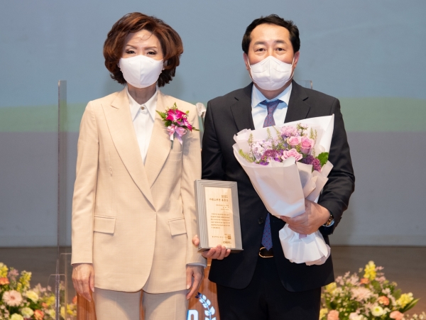 충남대 자랑스러운 동문상을 수상한 강래구 수자원공사 상임위원(오른쪽)