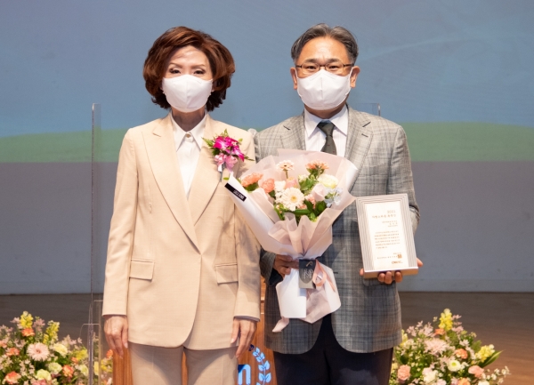 충남대 자랑스러운 동문상을 수상한 임성문 대전지방변호사회 회장(오른쪽)