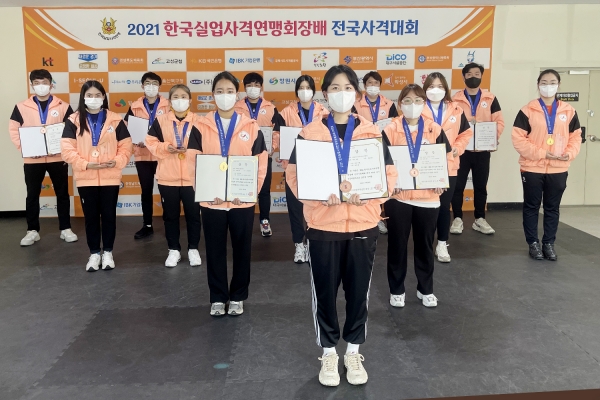 한국실업사격연맹회장배 전국 사격대회 수상 기념 단체사진