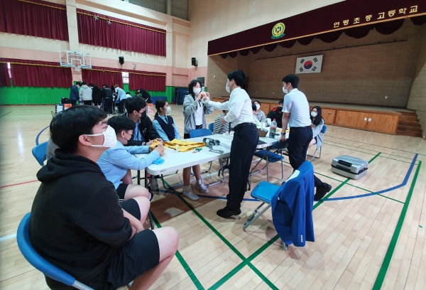 연평중ㆍ고등학교 학생들이 백석대학교 입학관리처가 진행한 ‘진로체험 프로그램’ 중 항공서비스전공 부스에서 설명을 듣고 있다.