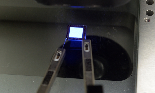 ETRI 연구진이 세계 최초로 개발한 공법으로 제작한 마이크로 LED 모습