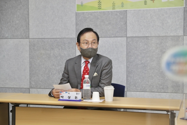 코로나19 예방접종 '사전예약 민원콜센터' 를 방문해 직원들을 격려하는 박상돈 시장