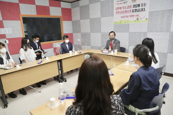 코로나19 예방접종 '사전예약 민원콜센터' 를 방문해 직원들을 격려하는 박상돈 시장