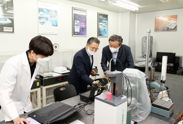 26일 정용래 유성구청장이 ㈜나노 하이테크 현장을 방문해 시설을 견학하고 있다