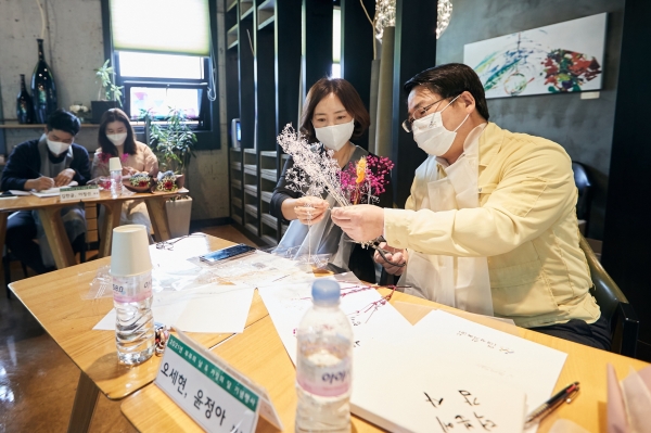 오세현 시장, 부부의 날 행사 ‘드라이플라워 메시지 액자 만들기’ 참여