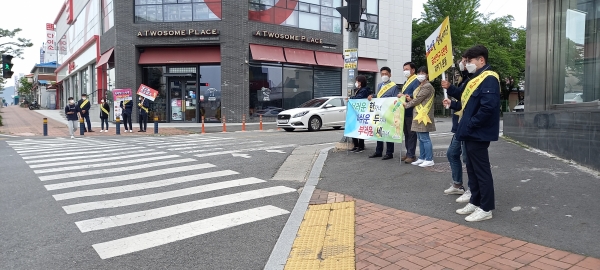 금산군 산림녹지과와 금산군산림조합은 지난 26일 금산읍 일원에서 인구 늘리기 및 인삼 팔아주기 거리 캠페인 전개했다.