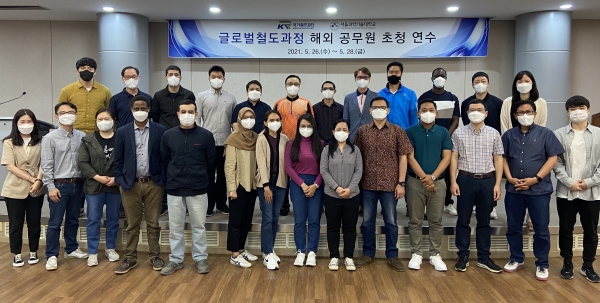 서울과학기술대학교 글로벌철도연수과정 학생과 함께 27일(목) 중앙선 도담~영천 건설구간 현장견학을 진행하고 있다.