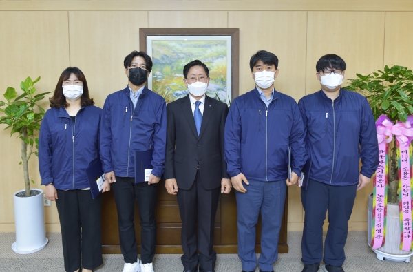 조용돈 사장이 모범직원 포상 후 기념촬영을 하고 있다.