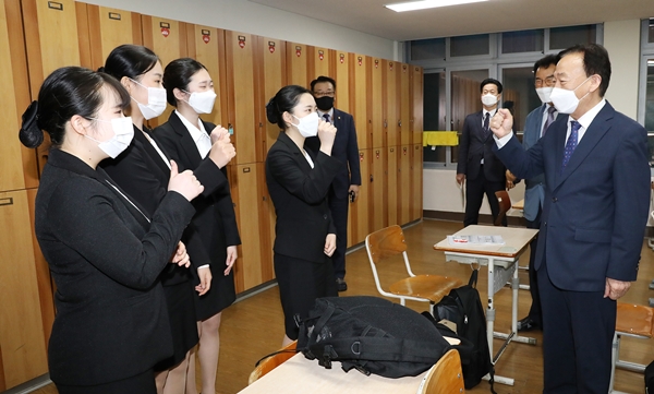 설동호 대전시교육감(오른쪽)이 대전상업경진대회에 참가한 학생들을 격려하고 있다.