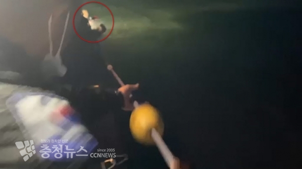 태안해경 구조대원이 갯벌활동 조난자 A씨를 구조해 구조정으로 유도하고 있다. =태안해양경찰서